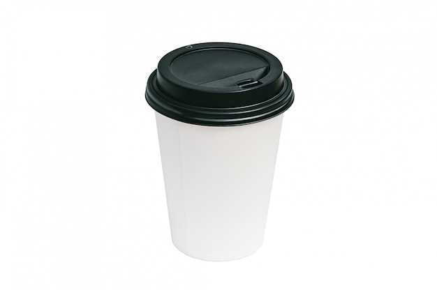 Taza de café aislada con un concepto de comida para llevar tapa negra.