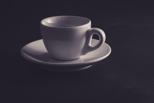 Taza de café aislado sobre fondo negro
