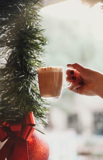 Foto una taza de café al estilo italiano con leche ideal para la temporada navideña