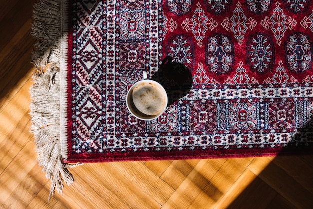 Foto taza de café en la alfombra