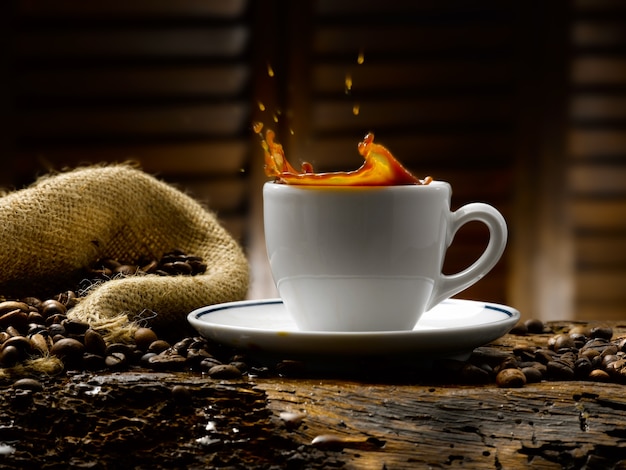 taza de café en un ambiente rústico