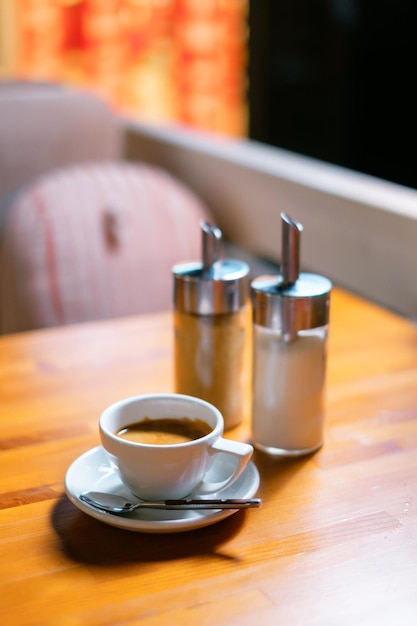 Taza de café americano y azucarero