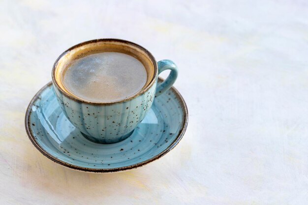 Taza de café americano en mesa de madera