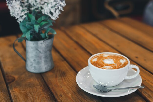 Taza de café y arbolito.