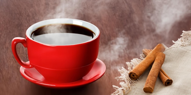 Taza de café aromática con palitos de canela en tela de lino