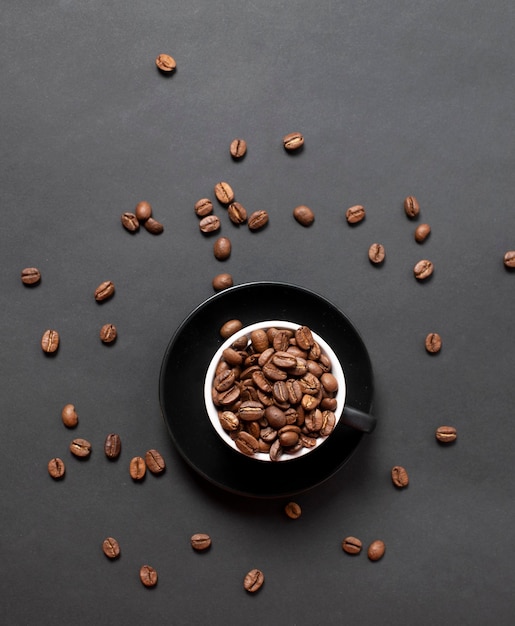 Una taza de café aromático con comida Café en la implementación sobre un fondo oscuro Lugar para texto