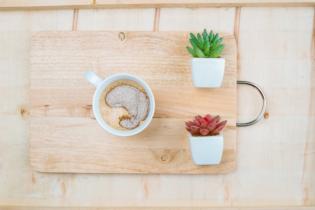 taza de café aromático en el fondo de madera