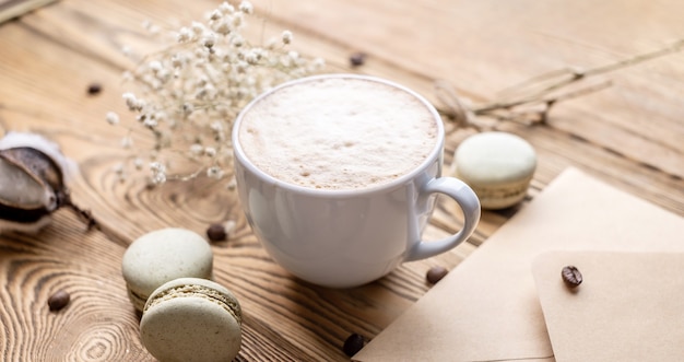 Taza de café aromático y macarrones