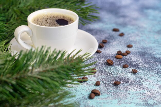 Una taza de café aromático en la mesa.