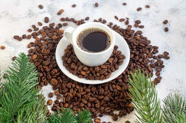 Una taza de café aromático en la mesa.