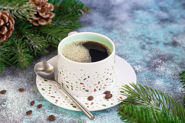 Una taza de café aromático en la mesa.