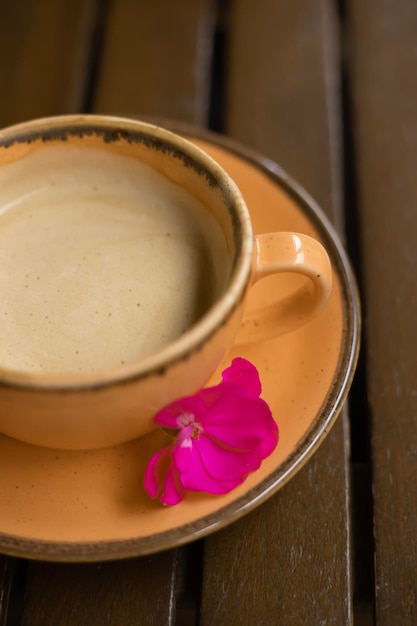 Una taza de café aromático en una taza blanca en un café en una mesa