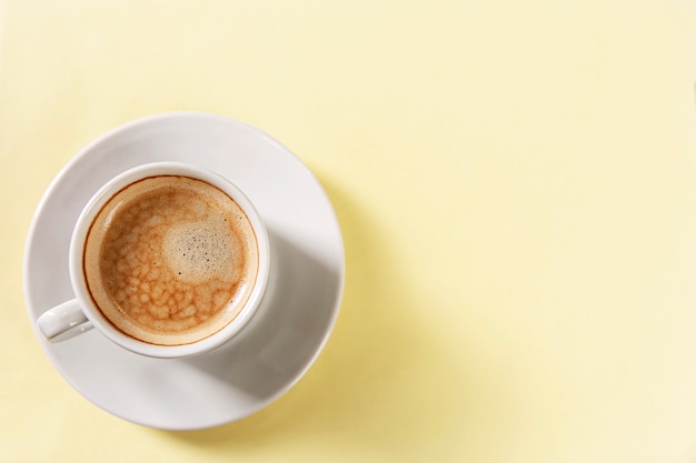 Taza con café aromático en una taza blanca