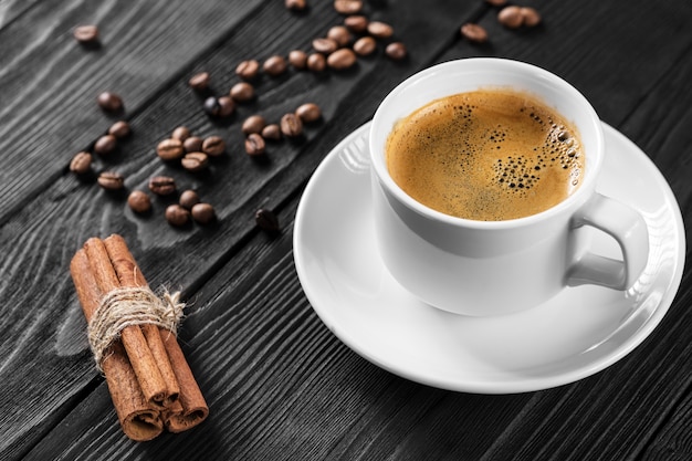 Taza de café con el azúcar marrón en una tabla de madera.