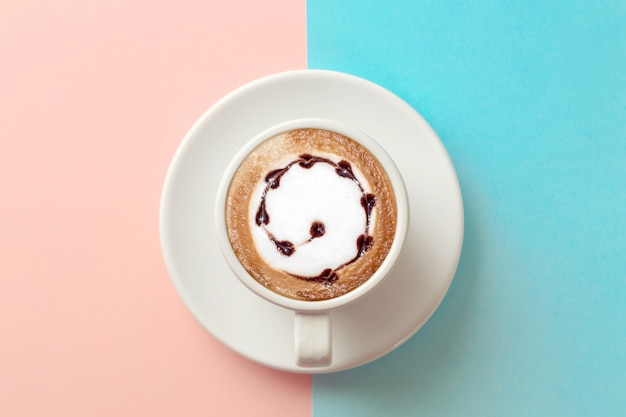 Taza de café en azul y naranja