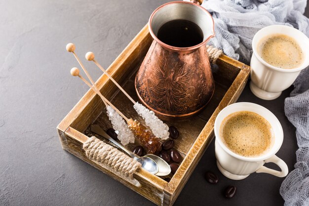 Taza de café en bandeja de madera vintage