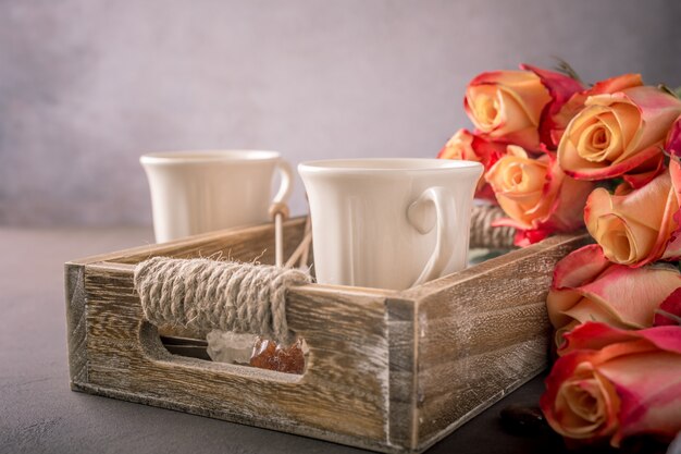 Taza de café en bandeja de madera vintage