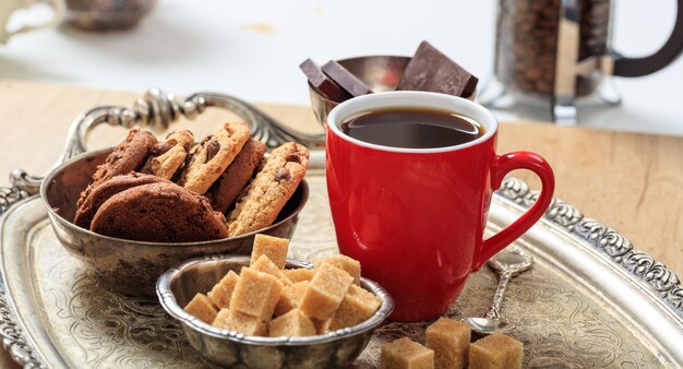 Una taza de café en una bandeja vieja