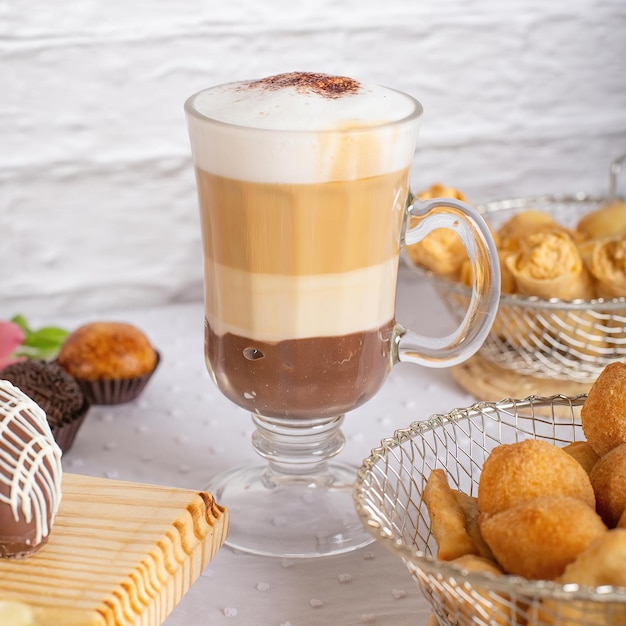 Una taza de café con una bebida marrón y blanca.