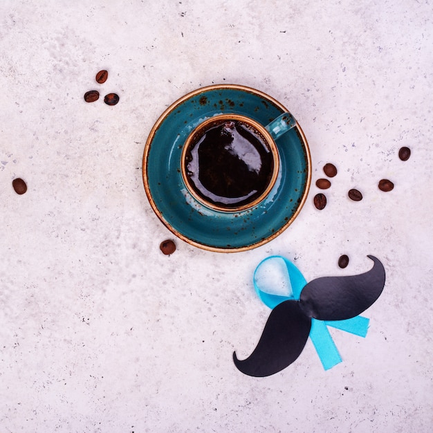 Taza de café con bigotes pegados