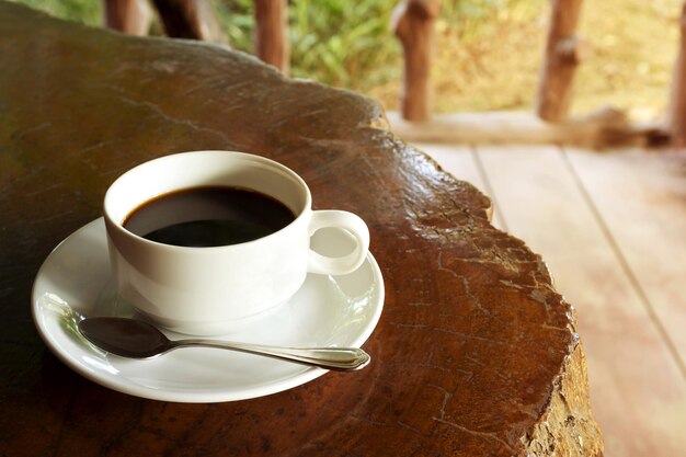 Taza de café blanca en la mesa