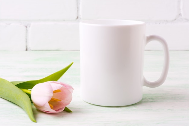 Taza de café blanco maqueta con tulipán rosa