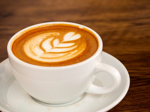 Taza de café blanco en mesa de madera, tiempo de café