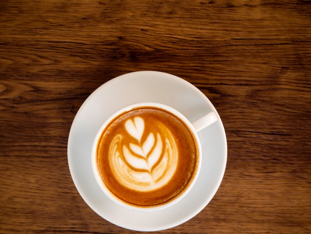 Taza de café blanco en mesa de madera, tiempo de café