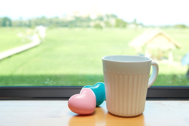 Taza de café blanco rosa corazón blanco