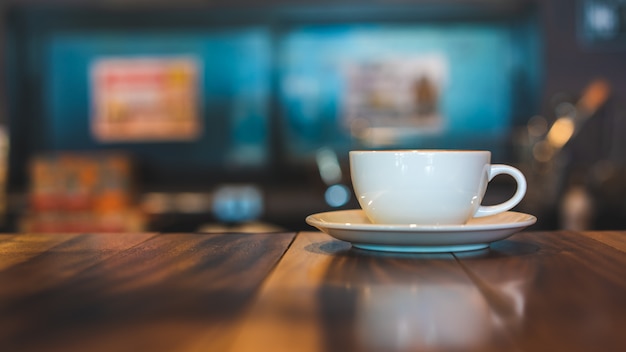 Una taza de café blanco