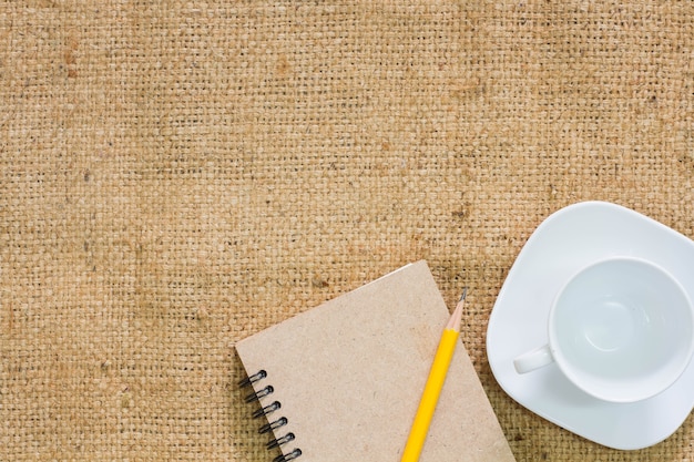 Taza de café con bloc de notas