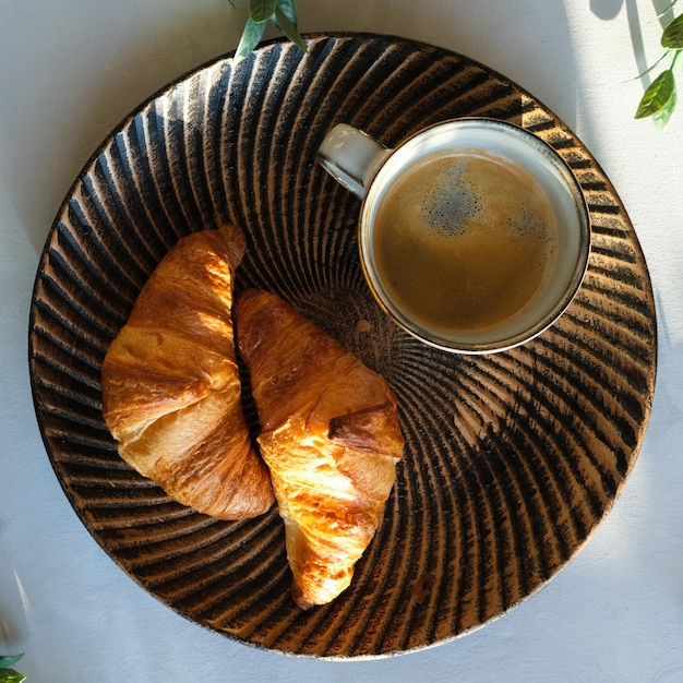 Taza de café y bollería fresca vista superior