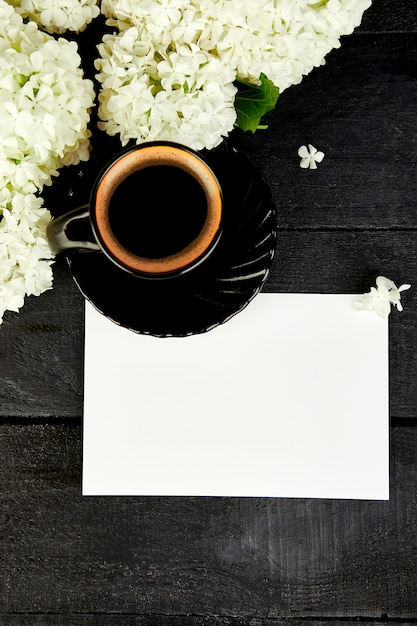 Taza de café con bouquet de hortensias