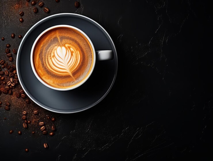 Una taza de café brillante sobre un fondo de textura negra