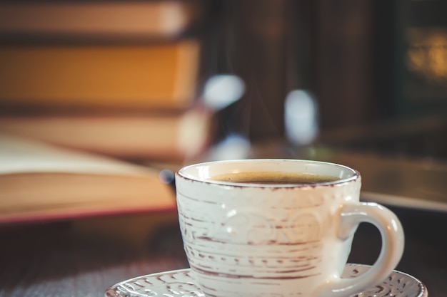 Una taza de café y un buen día de humo en la oficina en el trabajo. Enfoque selectivo