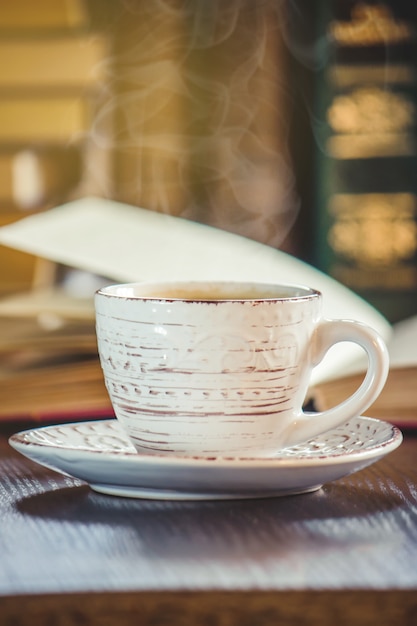 Una taza de café y un buen día de humo en la oficina en el trabajo. Enfoque selectivo