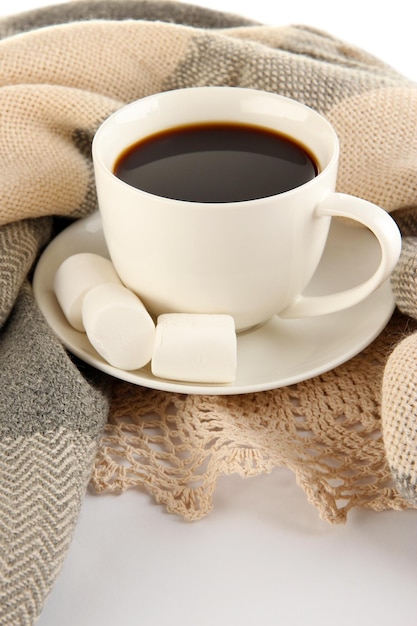 Taza de café con bufanda aislado en blanco