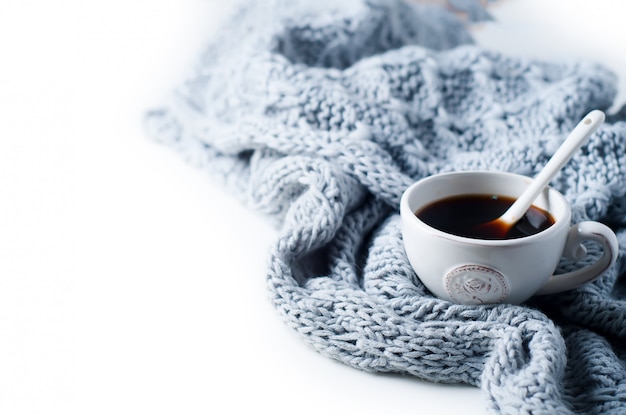 Taza de café y bufanda caliente.