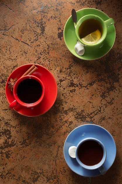 Taza de café, cacao y té en la superficie de la mesa