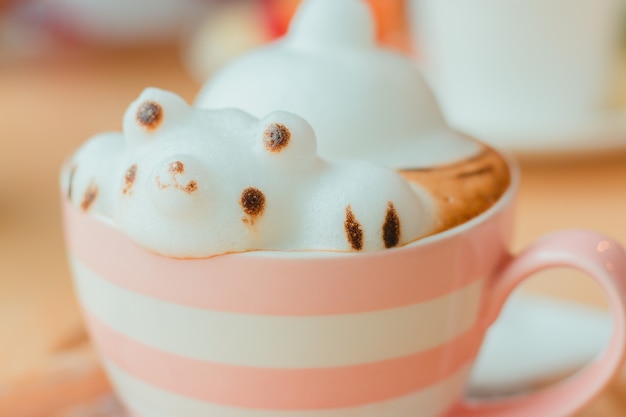 Taza de café con café y espuma de leche con forma de oso