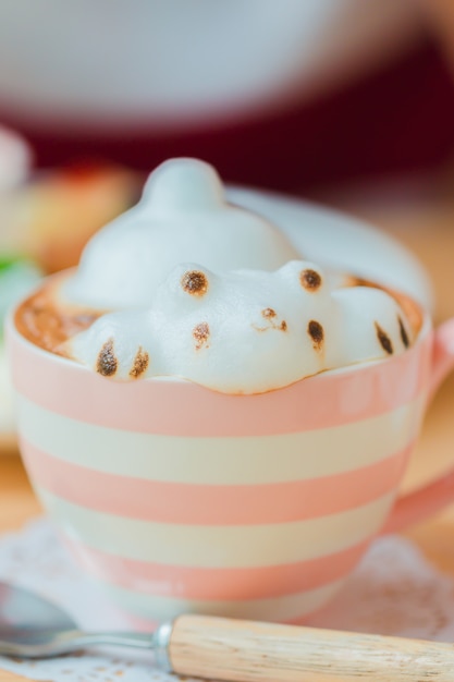 Taza de café con café y espuma de leche con forma de oso