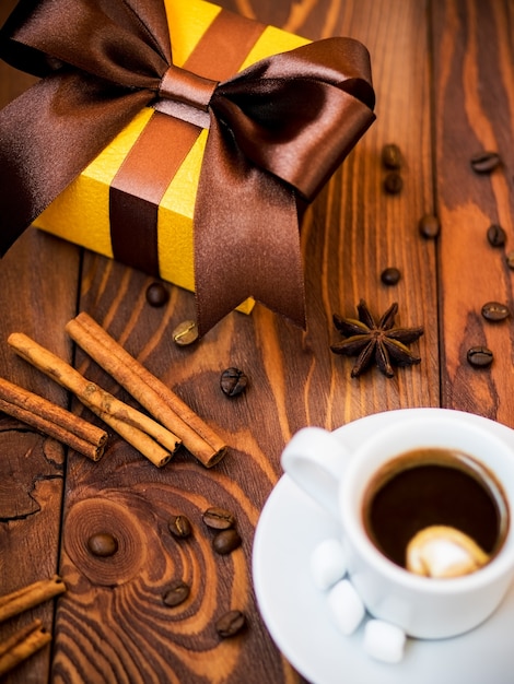 Taza de café, caja de regalo y especias.