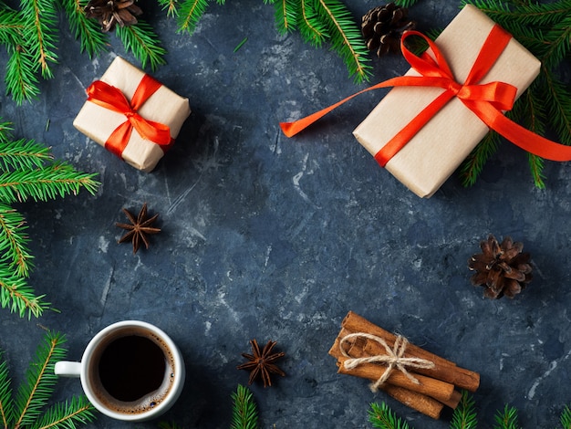 taza de café con cajas de regalo de Navidad y ramas de abeto