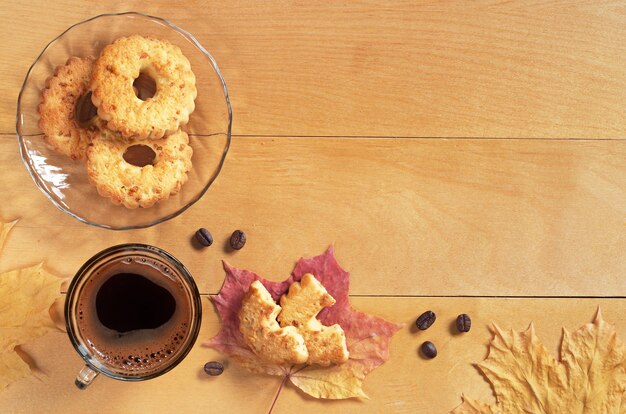 Taza de café caliente y anillos de galletas con maní