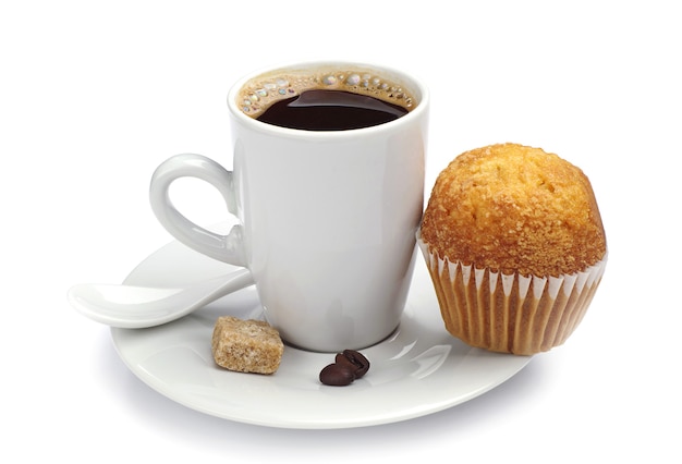 Taza de café caliente y cupcake en blanco