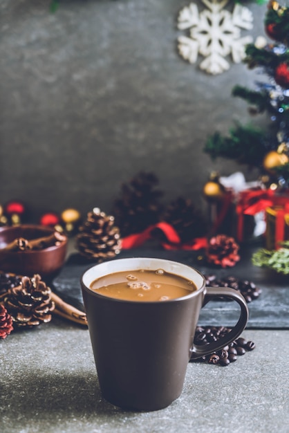 taza de café caliente con decoración de navidad