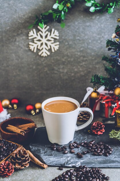 taza de café caliente con decoración de navidad