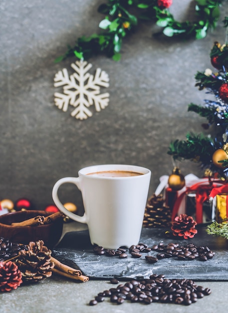 taza de café caliente con decoración de navidad