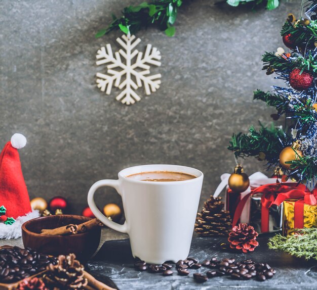 taza de café caliente con decoración de navidad