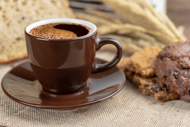 Taza de café caliente y desayuno